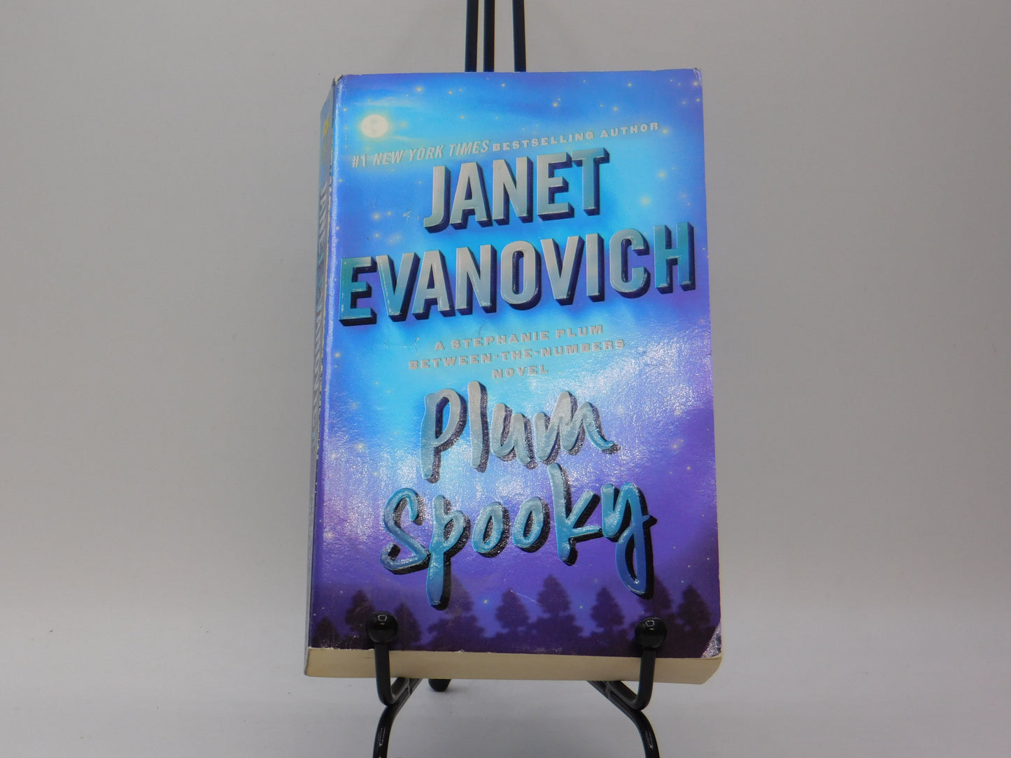 Plum Spooky: A Stephanie Plum Between the Numbers Novel (A Between the Numbers Novel Book 4 by Janet Evanovich