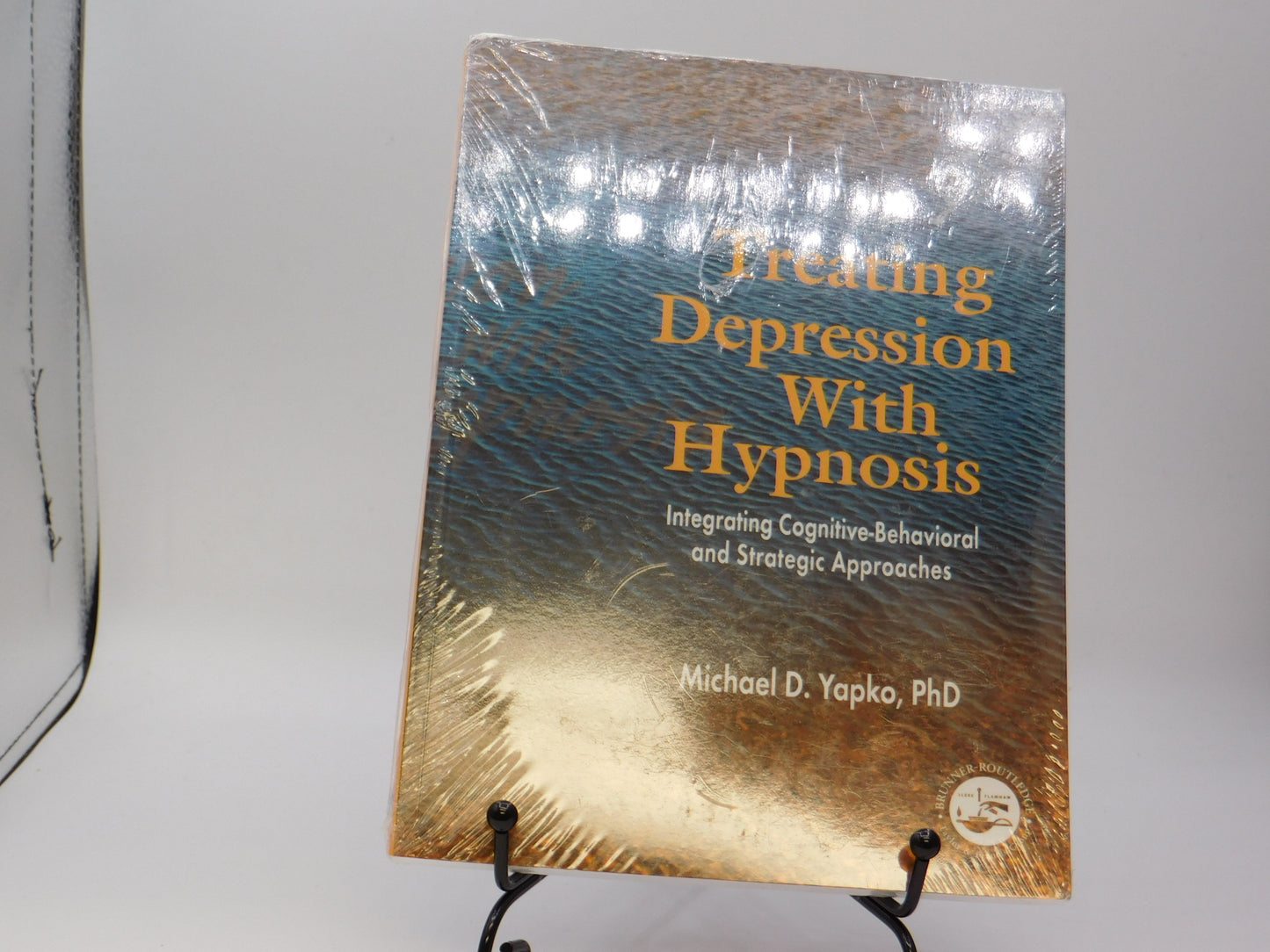 Treating Depression With Hypnosis: Integrating Cognitive-Behavioral and Strategic Approaches by Michael D. Yapko